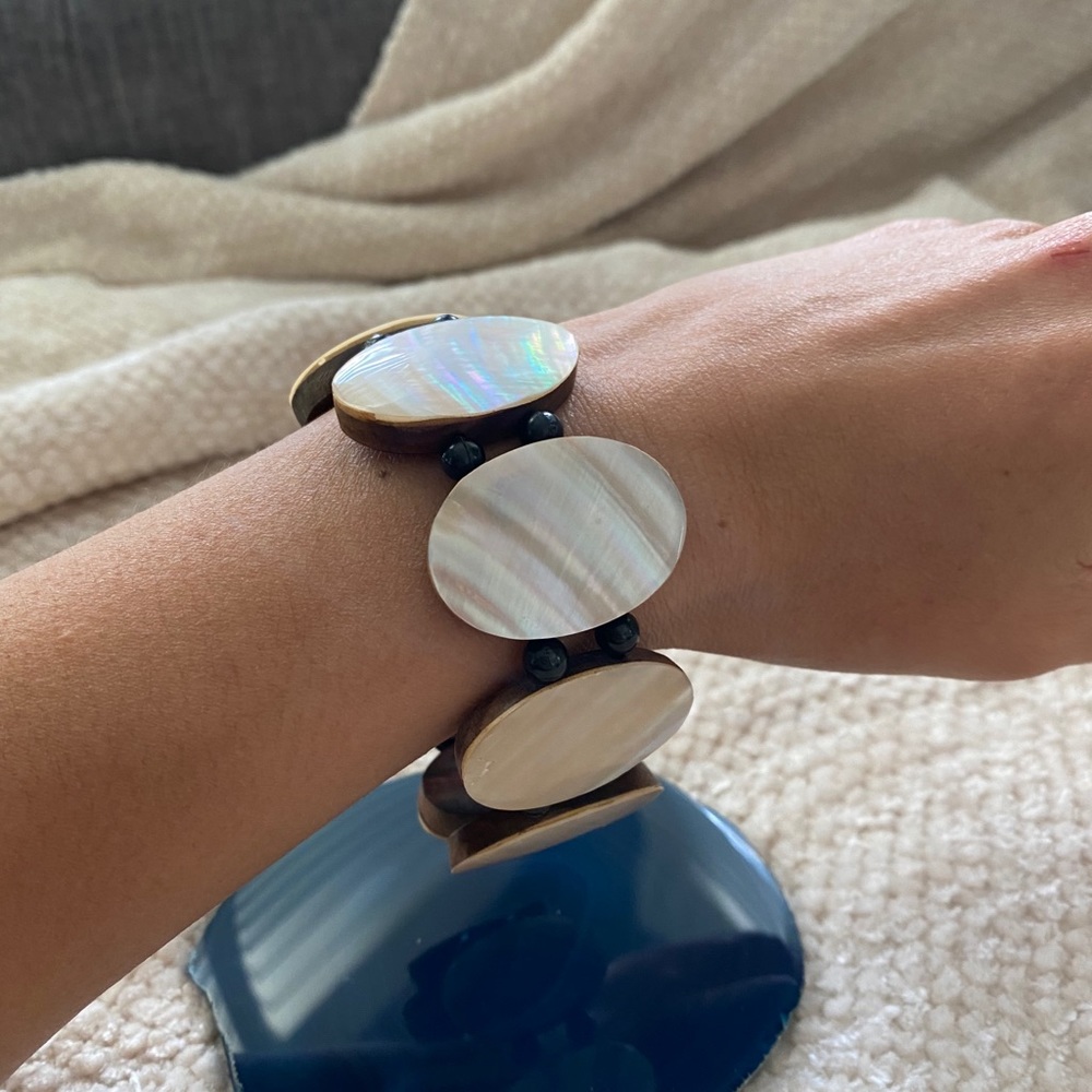 Illuminating Seashell Elastic Bangle Bracelet - image 4